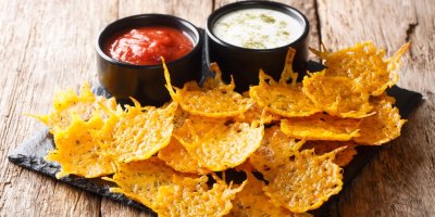Domácí sýrové chipsy a rajčatový dip