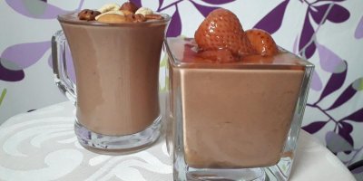 Jahodovo-čokoládová pěna se zakysanou smetanou