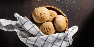 Houstičky se semínky v ošatce napůl přikryté utěrkou