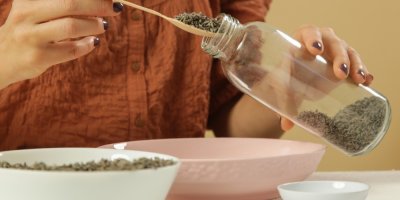 Žena vyrábí přípravek ze sušené levandule