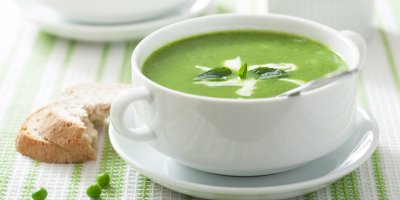 Krémová hrášková polévka s mátou, chléb, hrášek