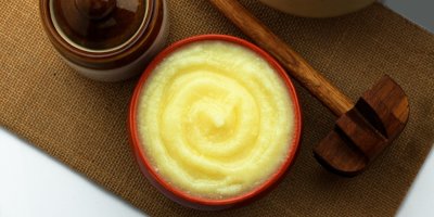 Přepuštěné máslo v misce