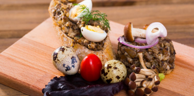 Houbový tatarák, houby, vajíčka a rajče