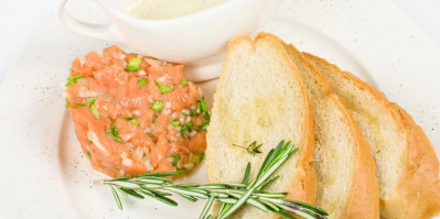 Tatarák z ryby na talířku s opečenou vekou