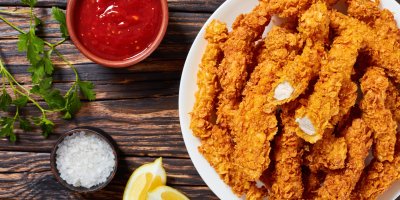 Kuřecí stripsy obalené v cornflakes, sůl, citron, bylinky, pálivá omáčka