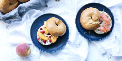 Rozkrojené a promazaném bagely na talířcích