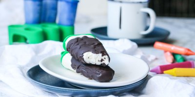 Domácí tvarohové nanuky „Míša“ na bílém talířku