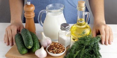 Ingredience na přípravu taratoru – okurka, česnek, vlašské ořechy, kopr, sůl, pepř, olej a kefír