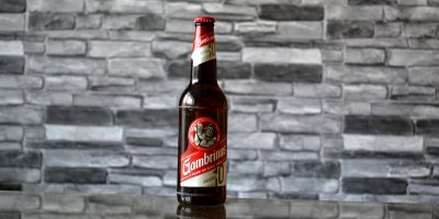 Láhev světlého piva Gambrinus v hnědo-červeném provedení