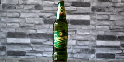 Láhev světlého piva Staropramen v zeleno-zlatém provedení