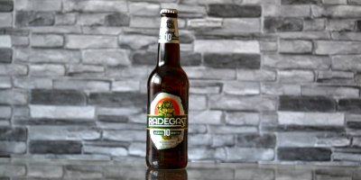 Láhev světlého piva Radegast v hnědo-bílém provedení