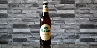 Láhev světlého piva Platan v hnědo-béžovém provedení
