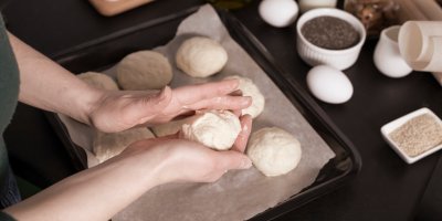 Příprava bochánků těsta na plech