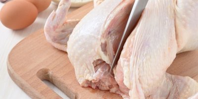 Nůž porcuje celé kuře