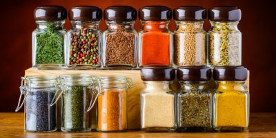 Skleničky s víčky plné rozličných koření