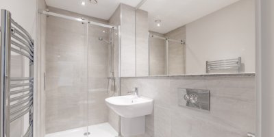 Malá koupelna se sprchovým koutem