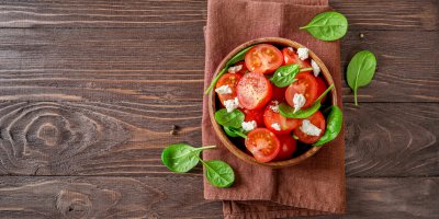 Salát z cherry rajčat, sýra a koření