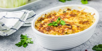 Zapékací miska se zapečenou zeleninou, vejci a sýrem