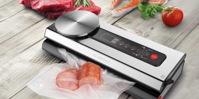Vakuování uzeniny ve vakuovačce potravin