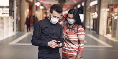 V obchodech i nadále platí povinnost nosit roušku