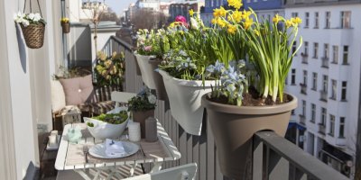 Balkonový nábytek a truhlíky na zábradlí