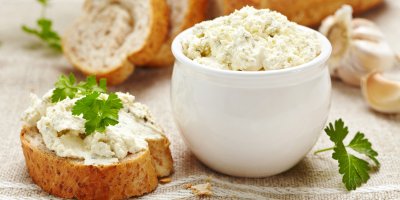 Miska pomazánky a pečivo s ní