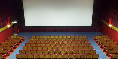 Divadla a kina zůstanou zavřená od pondělí 