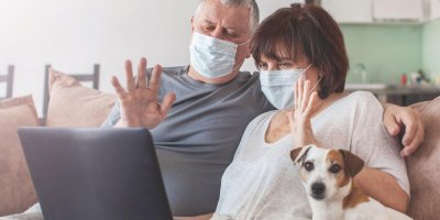 Roušky a dezinfekce, ale i videohovory či donáškové služby. Pandemie koronaviru s sebou nese mnoho trendů