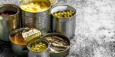 Načaté konzervy s hráškem, sardinkami a ovocem
