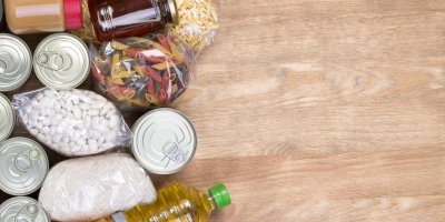Hromada trvanlivých potravin – konzervy, olej, mouka, těstoviny a luštěniny