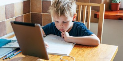 Některé děti si svůj vánoční dárek mohly díky koronaviru rozbalit už teď – počítače a notebooky totiž zažívají žně