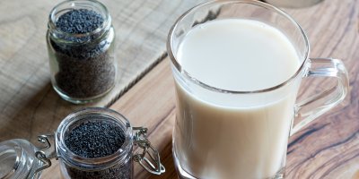 Makové mléko ve skleněném hrnečku, mák ve dvou uzavíratelných skleničkách