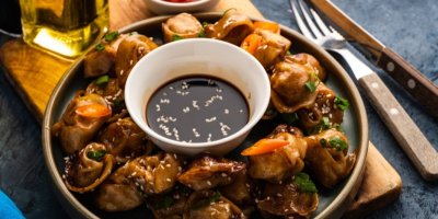 Asijské knedlíčky se sójovou omáčkou uprostřed