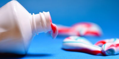 Na výběr máte přijatelné zubní pasty z drogerie nebo přírodní alternativy 