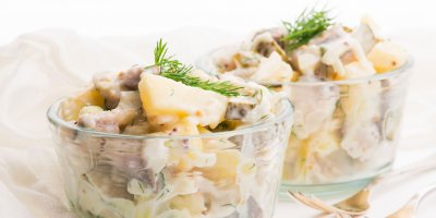 Rybí saláty obsahují nejčastěji marinované sledě, které mohou být dobrým zdrojem rybího tuku, pozor si ovšem dávejte na vysoký obsah soli