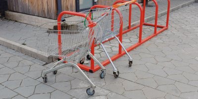 Kdo nemá košík, nenakoupí. Od středy začnou platit nová pravidla v obchodech 