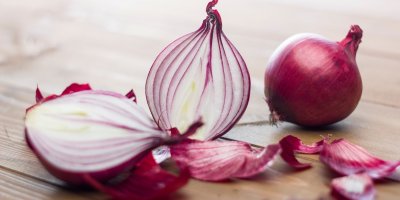 Přidejte do bramborového salátu na měsíčky nakrájenou červenou cibuli, chuť vás překvapí