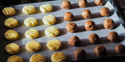 Vyválené kuličky promáčkněte vidličkou