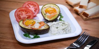 Zapečené avokádo s vejcem a uzeným lososem