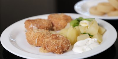 Smažené tvarůžky s brambory na talíři