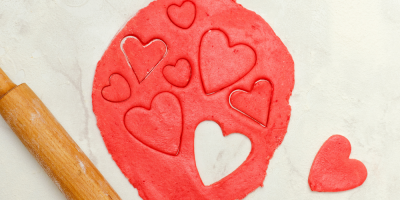 Samotvrdnoucí hmotu můžete obarvit potravinářským barvivem