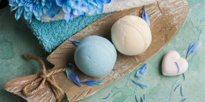 Bomby do koupele můžete vylepšit sušenými květy či třpytkami