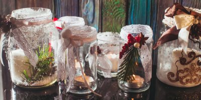 Krásné vánoční svícny vytvoříte ze staré zavařovací sklenice