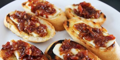 Slaninová marmeláda na toustech