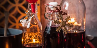 Domácí sirup na svařené víno v lahvích s vánoční výzdobou