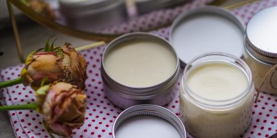 Krém na ruce voní po růžích díky růžové vodě