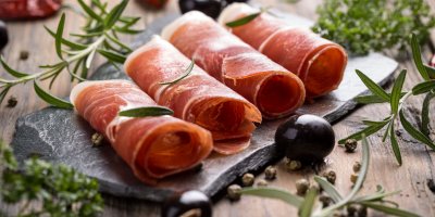 Prosciutto můžete podávat jen tak, nebo v kombinaci s dalšími lahůdkami