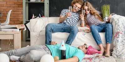 Tři kamarádi se baví na party