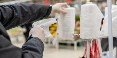 Fígl, jak otevřít igelitový sáček u pečiva: Uši sáčku roztáhněte směrem od sebe a je to!