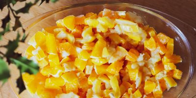 Citrusy nakrájejte na malé kousky